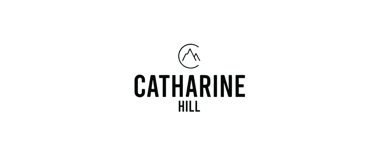 Logotipo da Catharine Hill, marca reconhecida no setor de beleza e maquiagem. Sophia Ferreira, criadora de conteúdo e UGC Creator, colaborou com a marca, trazendo sua experiência e conexão para construir uma história autêntica.