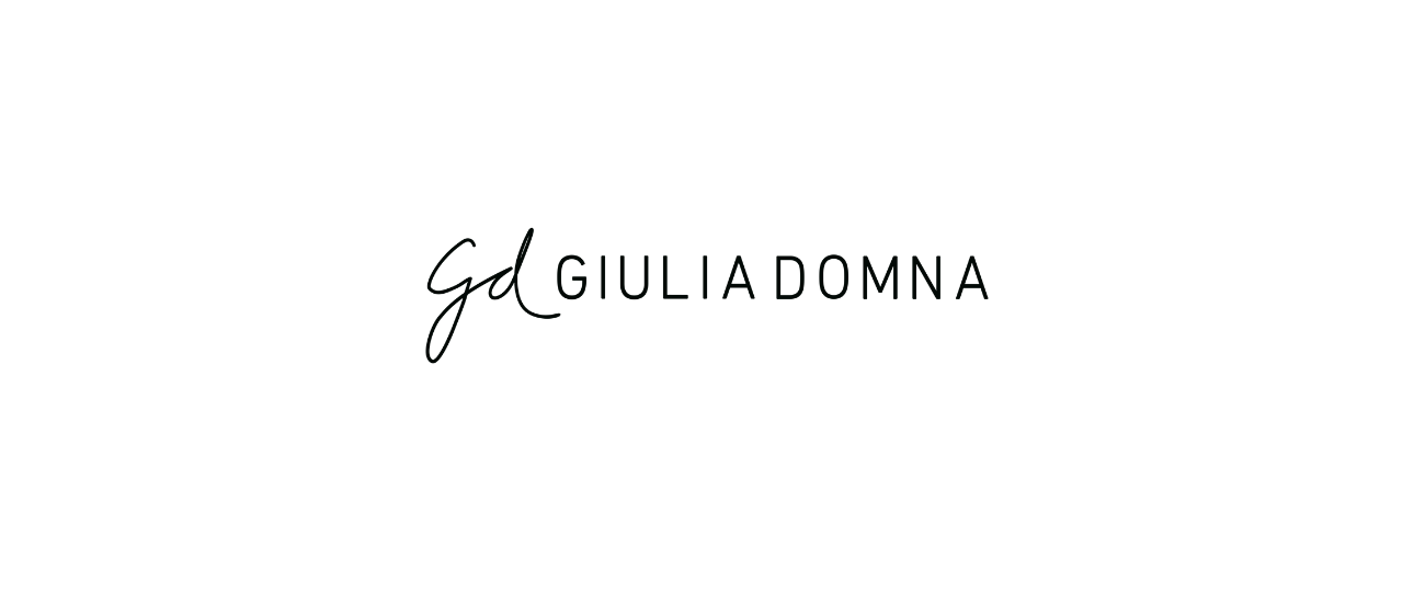 Logotipo da Giulia Domna, marca de moda sofisticada. Sophia Ferreira, UGC Creator e empreendedora, trouxe sua experiência e conexão para construir uma narrativa autêntica e gerar resultados.