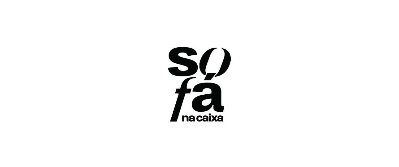 Logotipo da Sofá na Caixa, marca de móveis inovadora. Sophia Ferreira, criadora de conteúdo e comunicadora, ajudou a construir uma história autêntica para a marca.