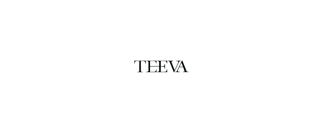 Logotipo da Theeva, marca premium de lifestyle e bem-estar. Sophia Ferreira, UGC Creator e modelo, usou sua experiência para criar conteúdos que reforçaram a comunicação e aumentaram a conexão com o público.