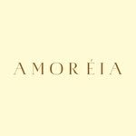 Logotipo da Amoréia, marca de moda minimalista que valoriza tradição, conforto e elegância atemporal, com peças feitas a partir de fibras naturais.