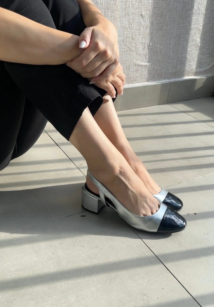 Sandália slingback prateada da Giulia Domna, combinando modernidade e conforto com salto bloco.