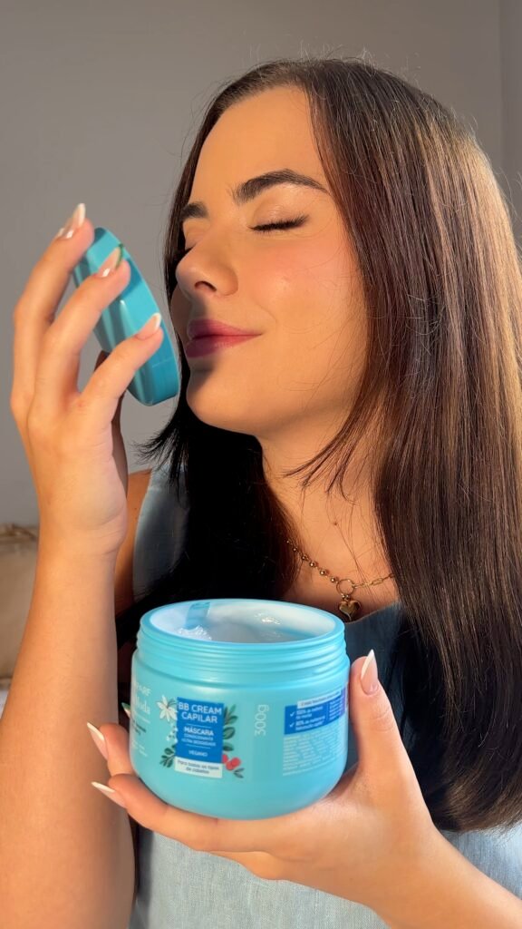 Sophia Ferreira testando a fragrância da máscara capilar Alfaparf Alta Moda BB Cream Capilar, destacando seu aroma suave e sofisticado.