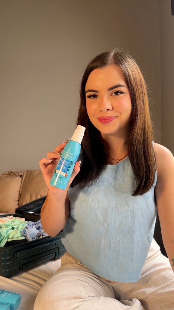 Sophia Ferreira segurando o spray capilar Alfaparf Alta Moda BB Cream Capilar, ideal para proteção térmica e brilho intenso.