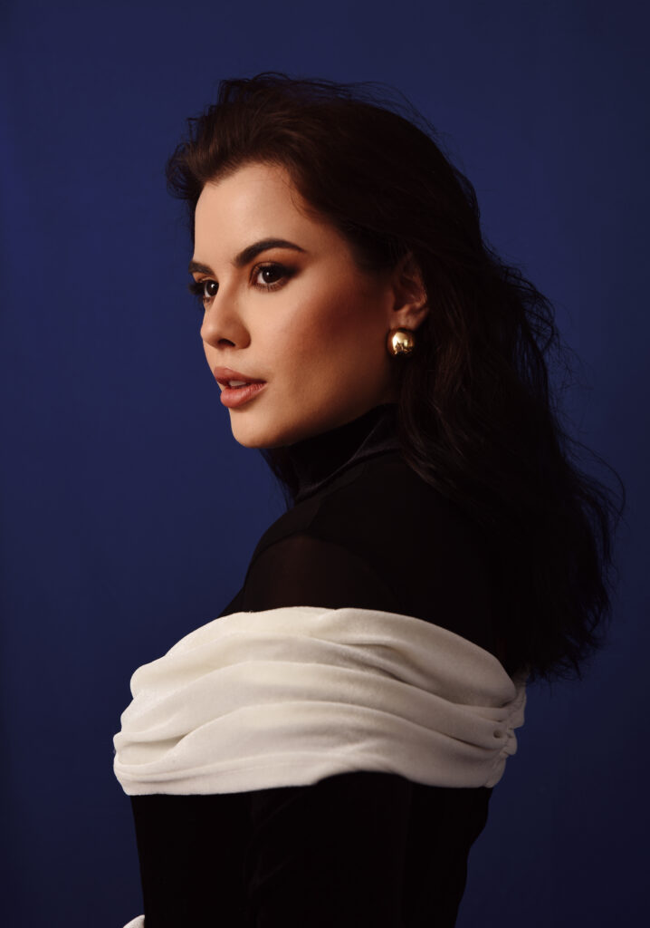 Sophia Ferreira em um retrato sofisticado, destacando sua jornada do UGC à construção de uma marca de luxo, representando autenticidade e branding estratégico.